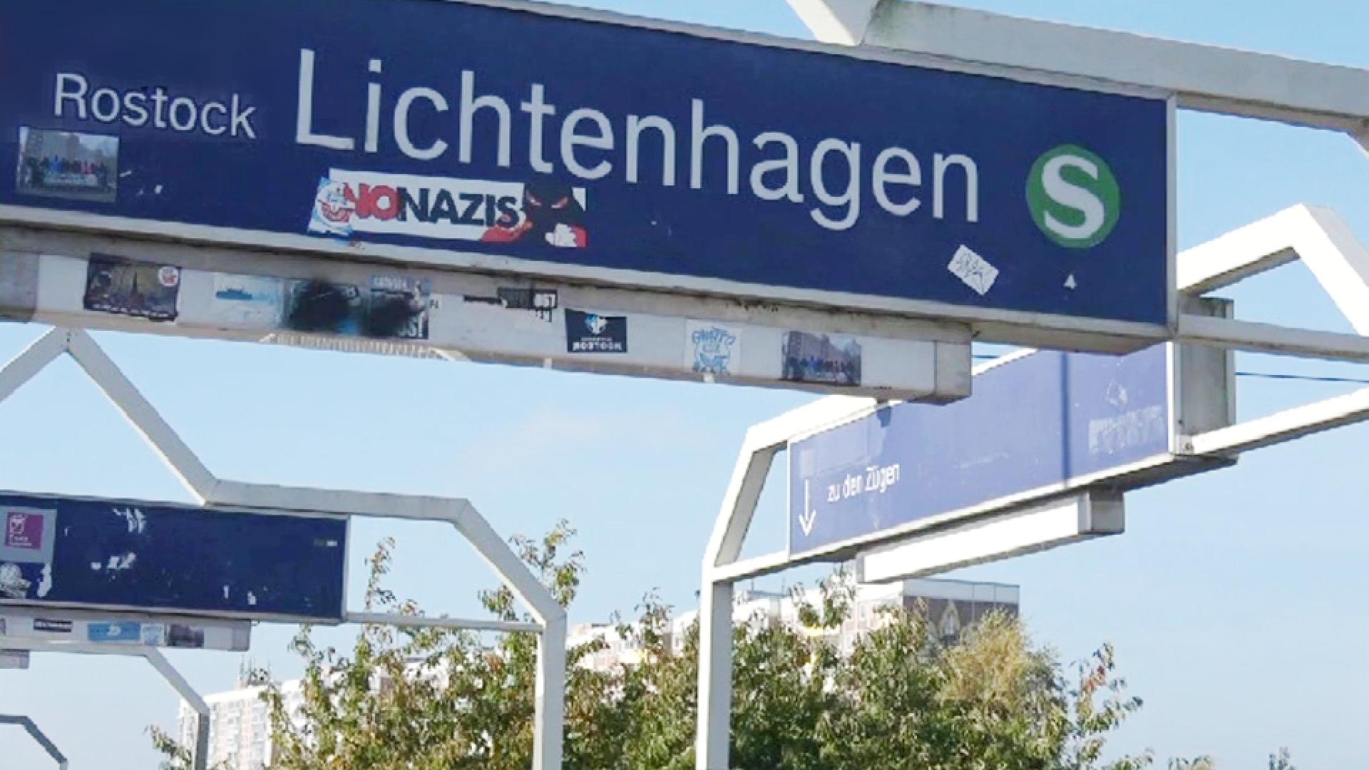 Foto S-Bahn Haltestelle Lichtenhagen mit Aufkleber NoNazis